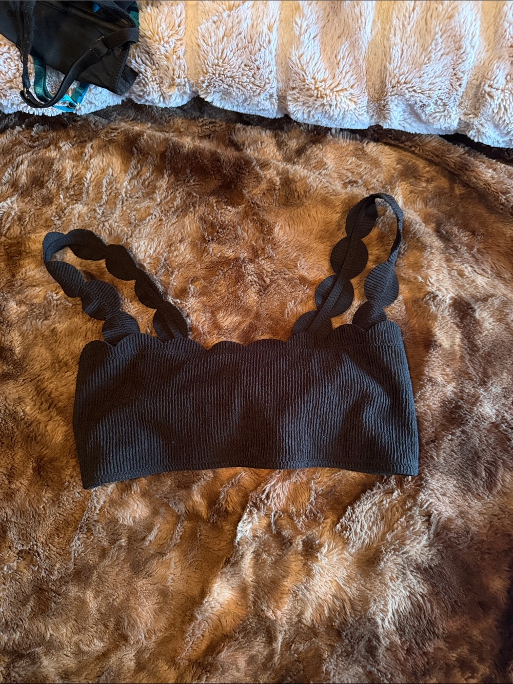 SHEIN Black Scalloped Strap Ribbed Bikini Top